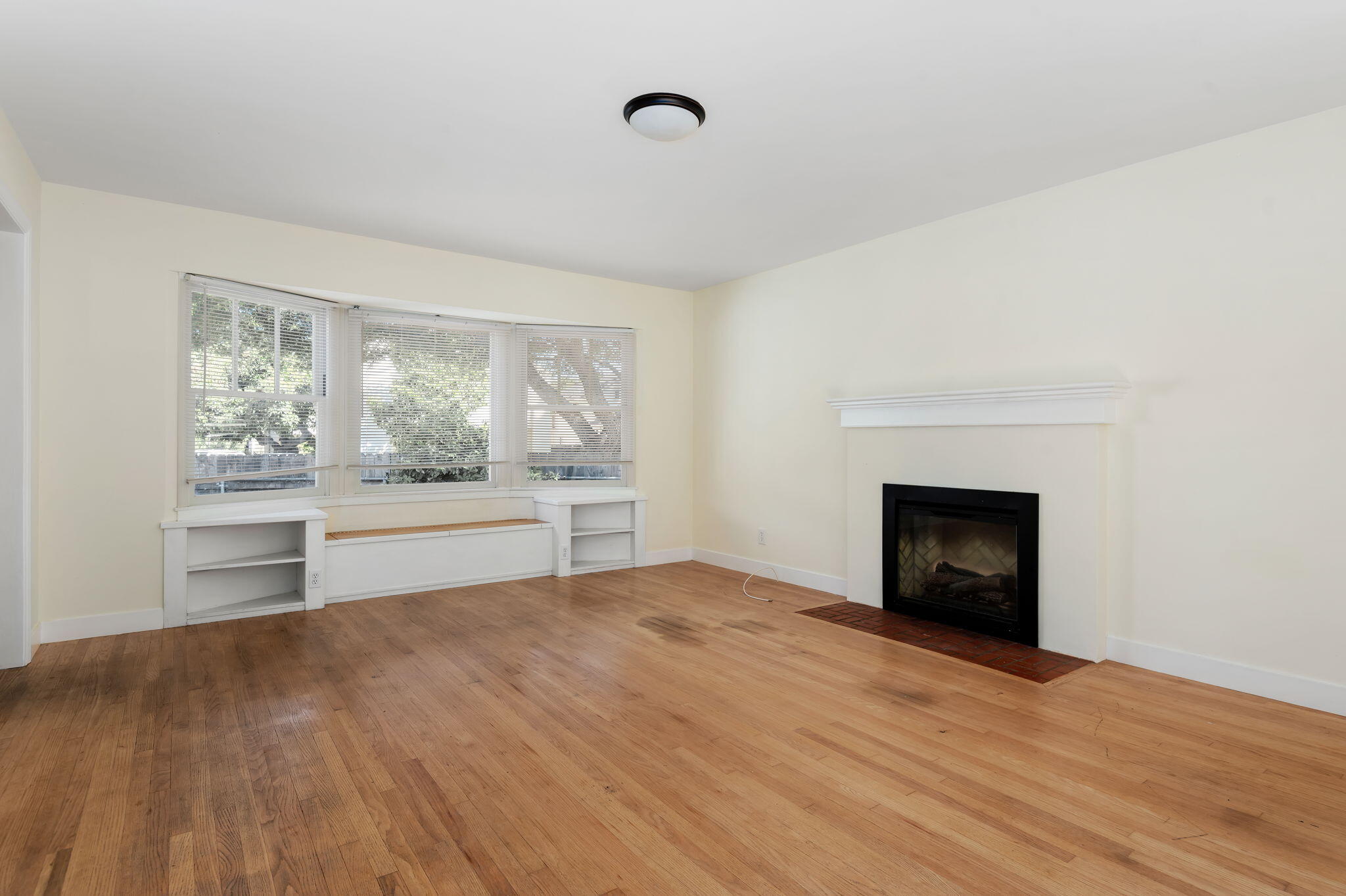 1322 E Yanonali Street