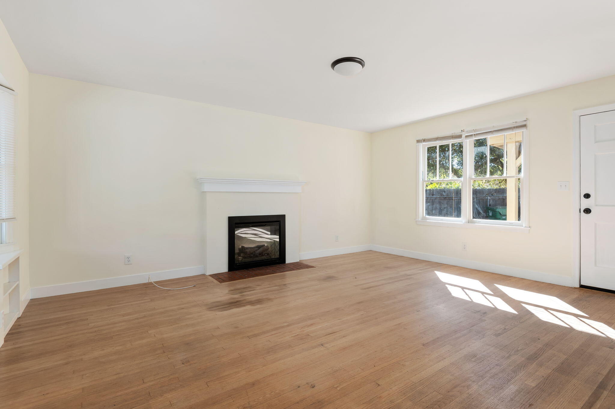 1322 E Yanonali Street