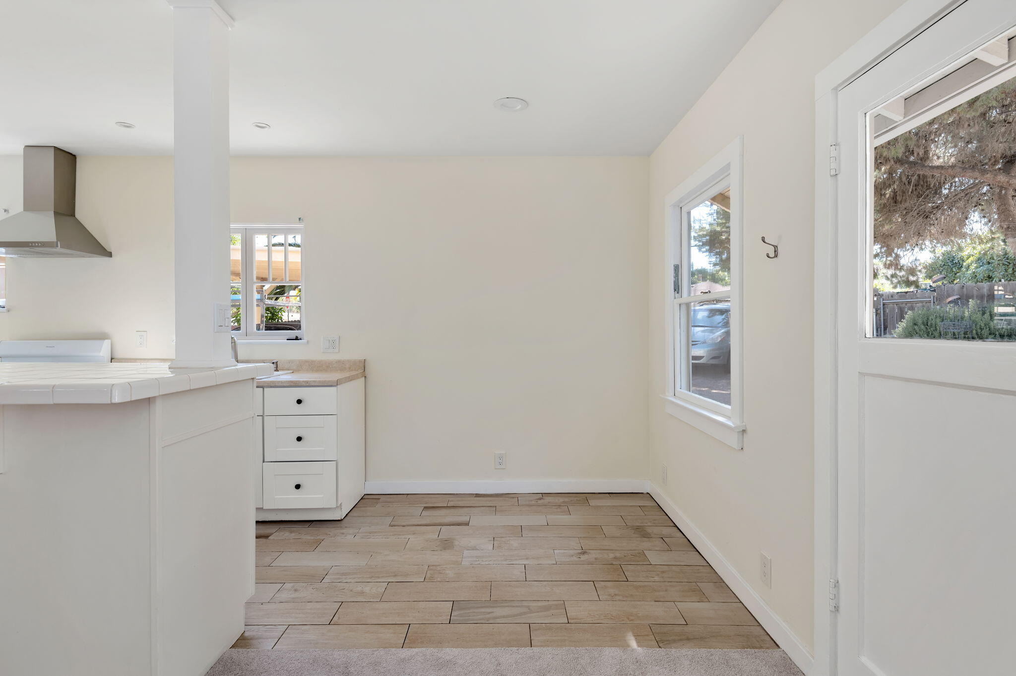 1322 E Yanonali Street