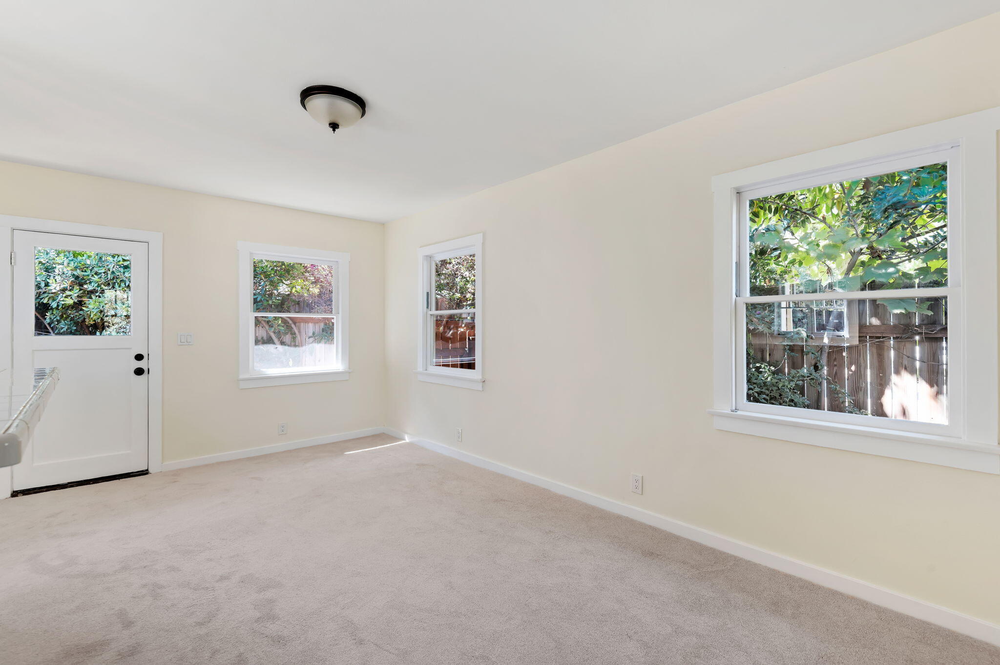 1322 E Yanonali Street