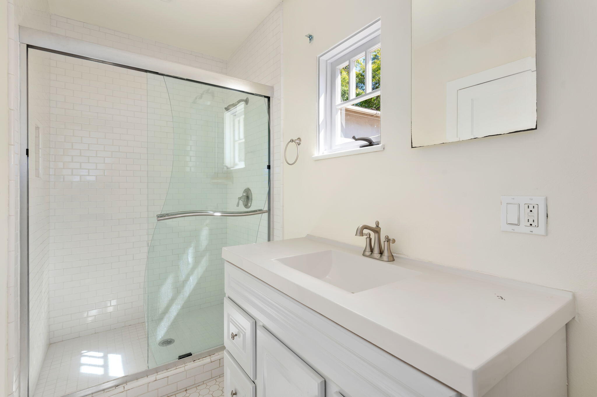 1322 E Yanonali Street