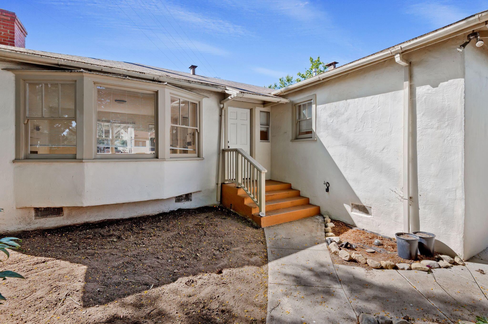 1322 E Yanonali Street