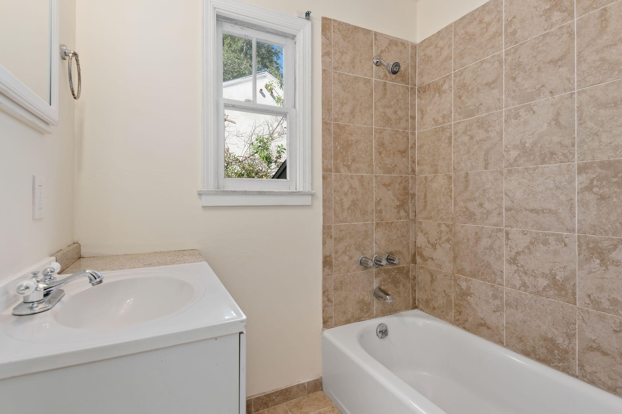 1322 E Yanonali Street