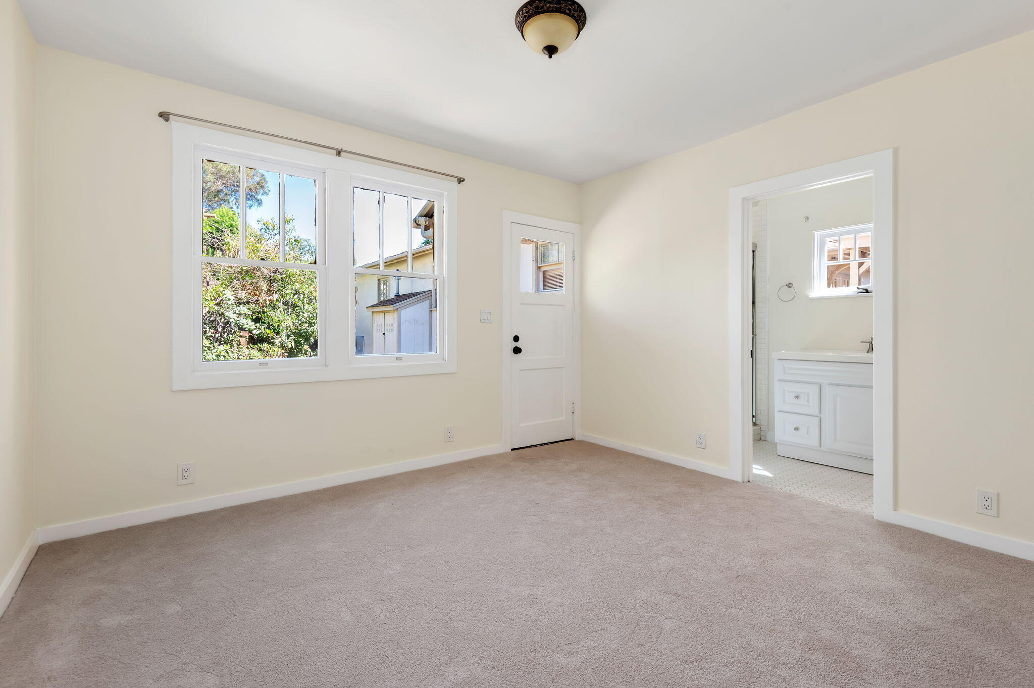 1322 E Yanonali Street