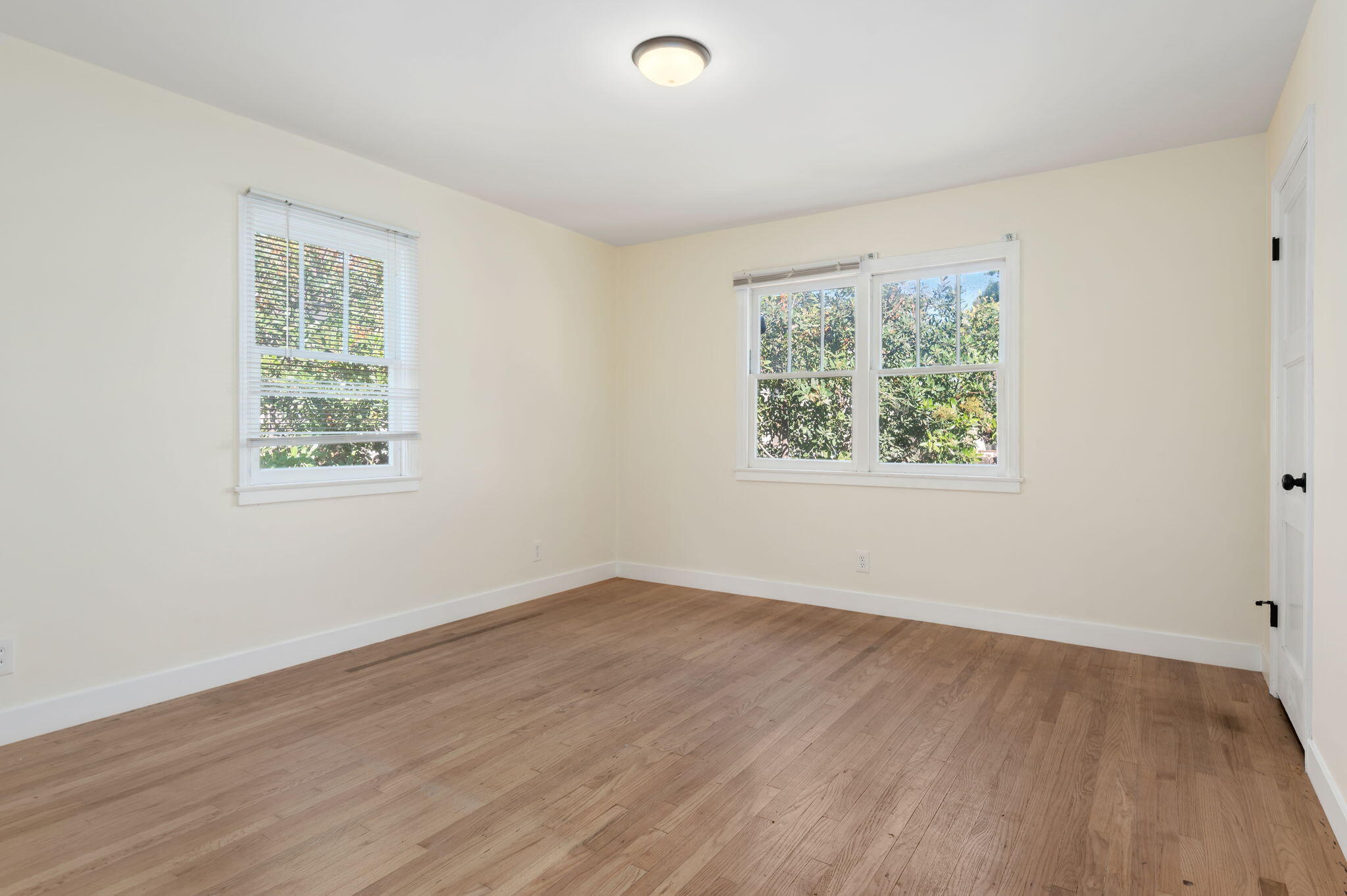 1322 E Yanonali Street