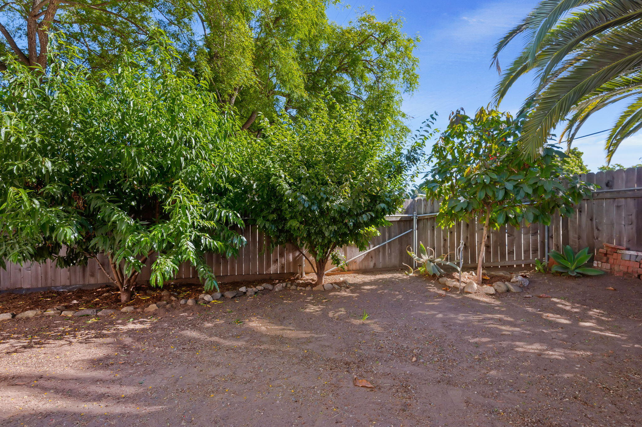 1322 E Yanonali Street