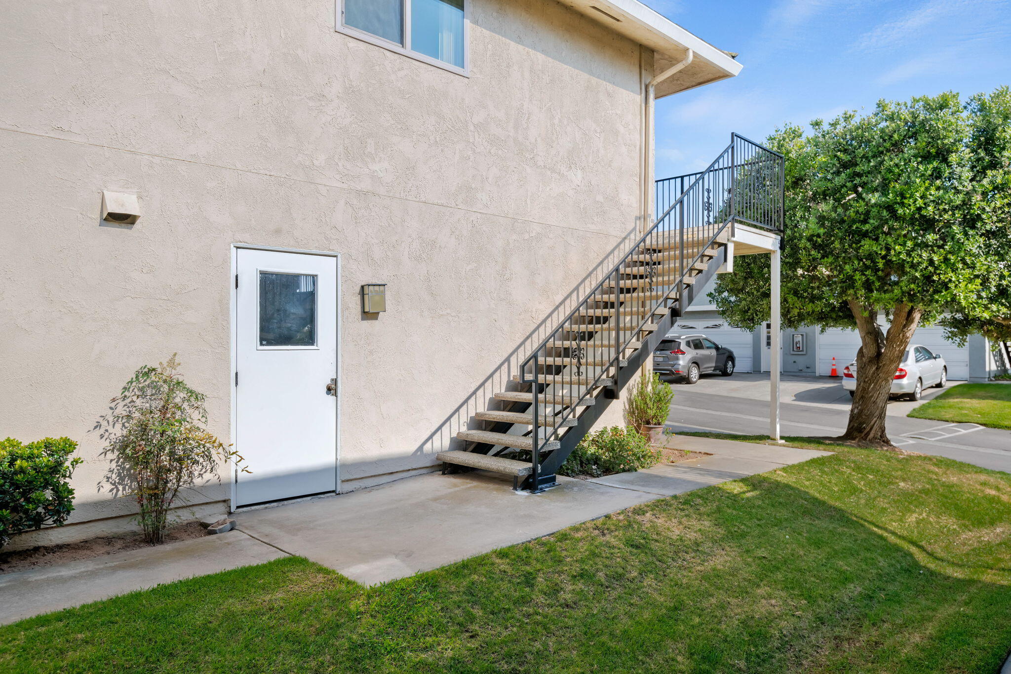 5915 Birch Street, 4