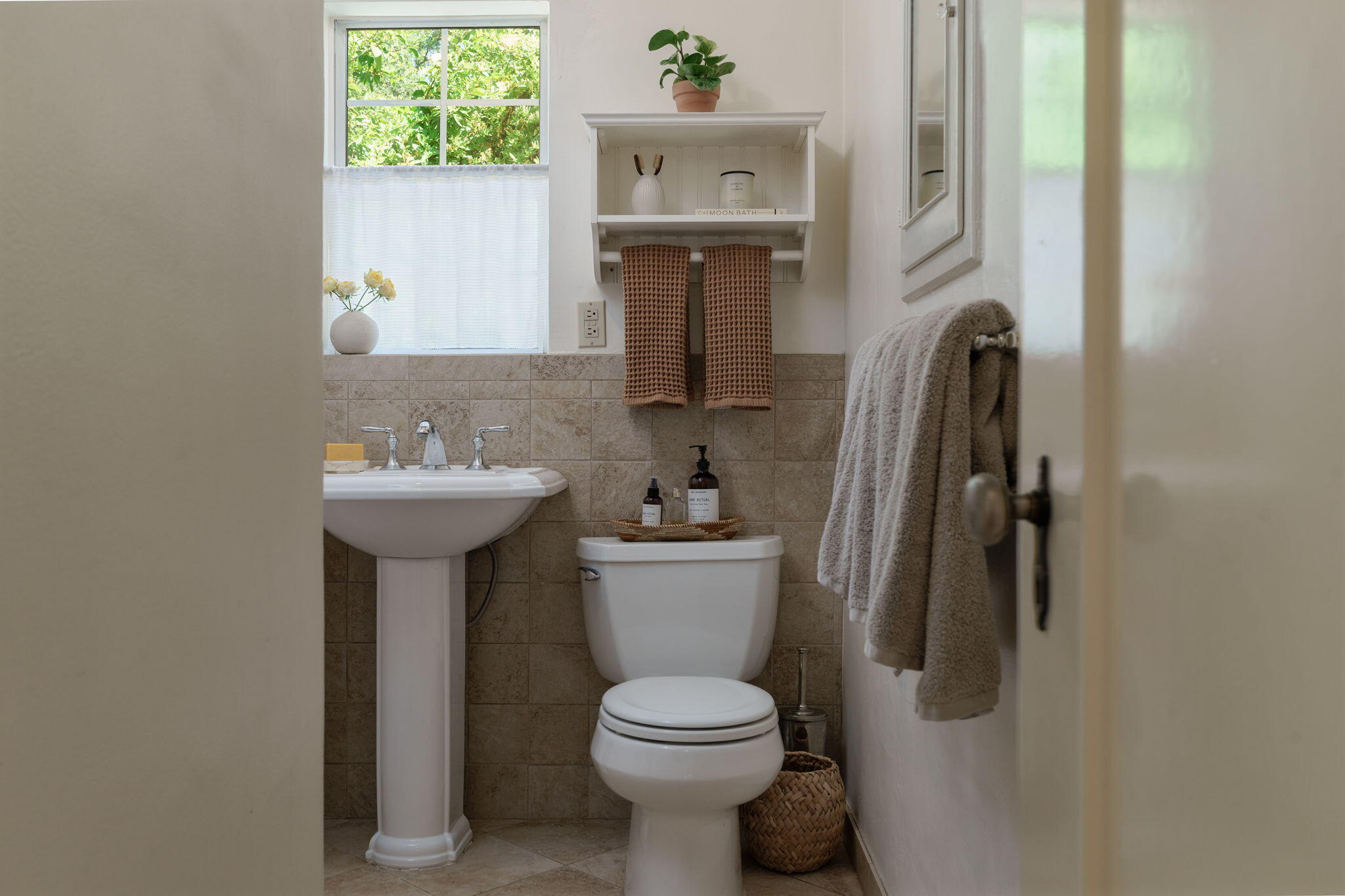 314 W Aliso Street, A