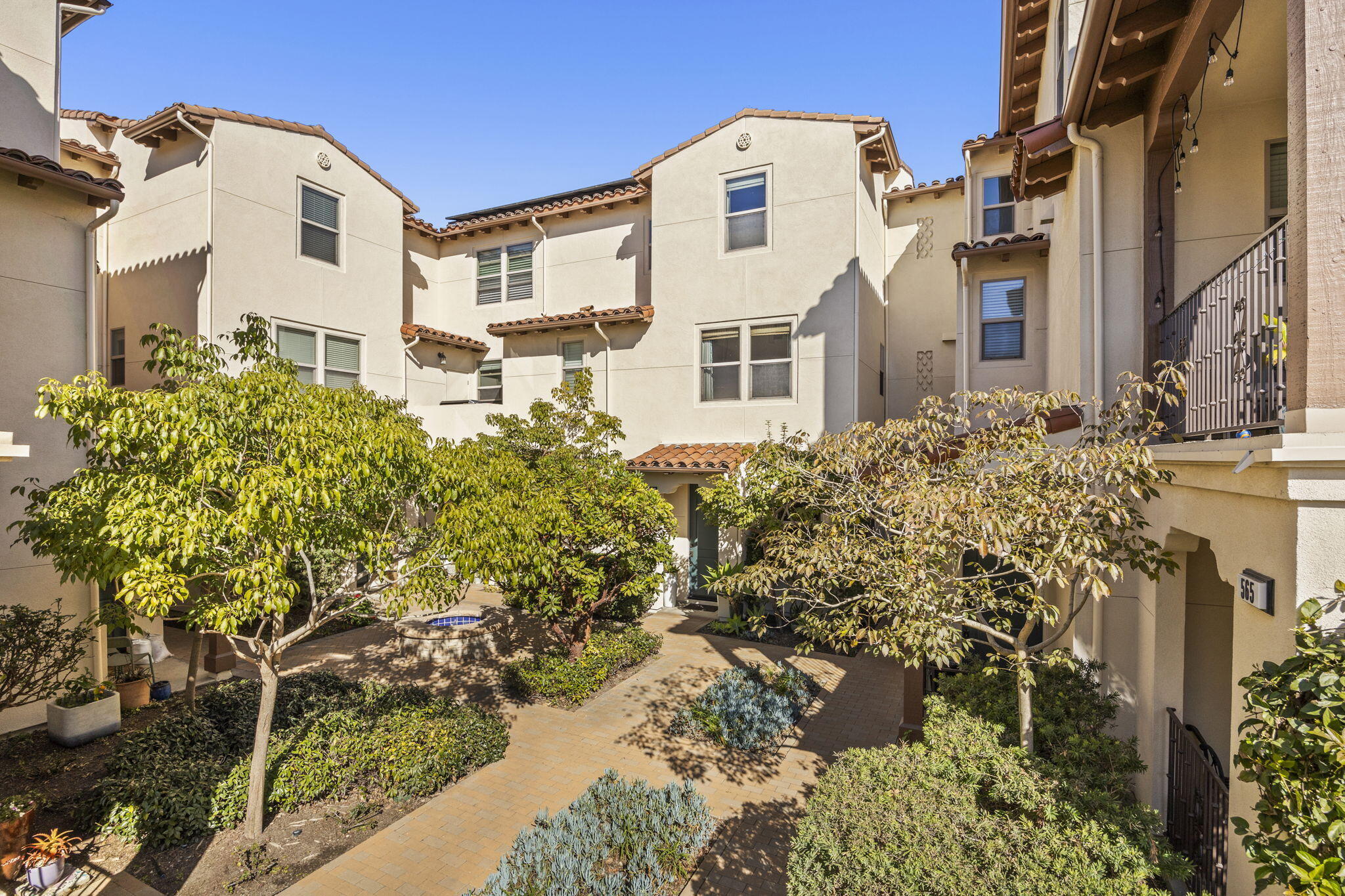 569 E Montecito Street