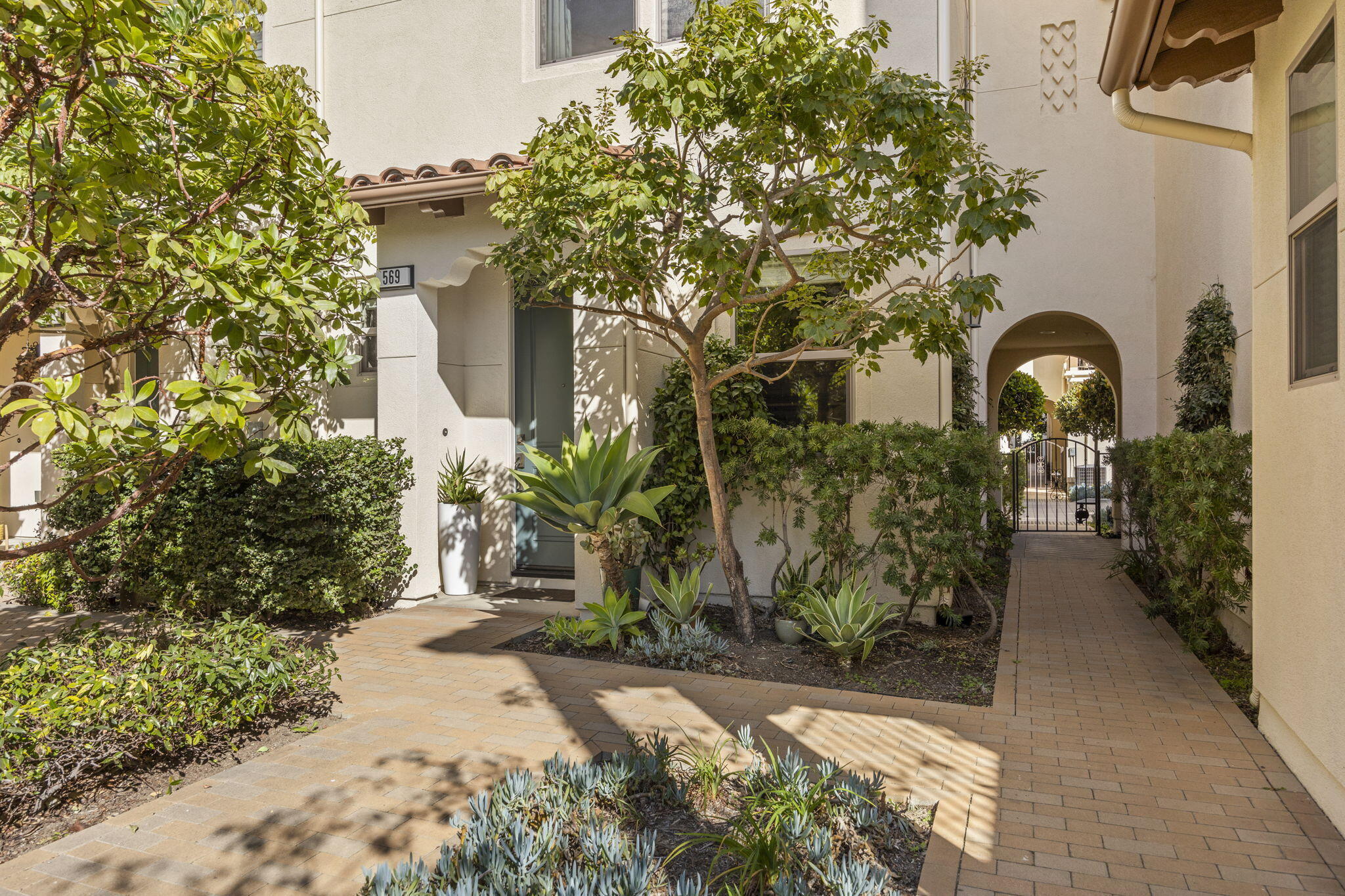 569 E Montecito Street