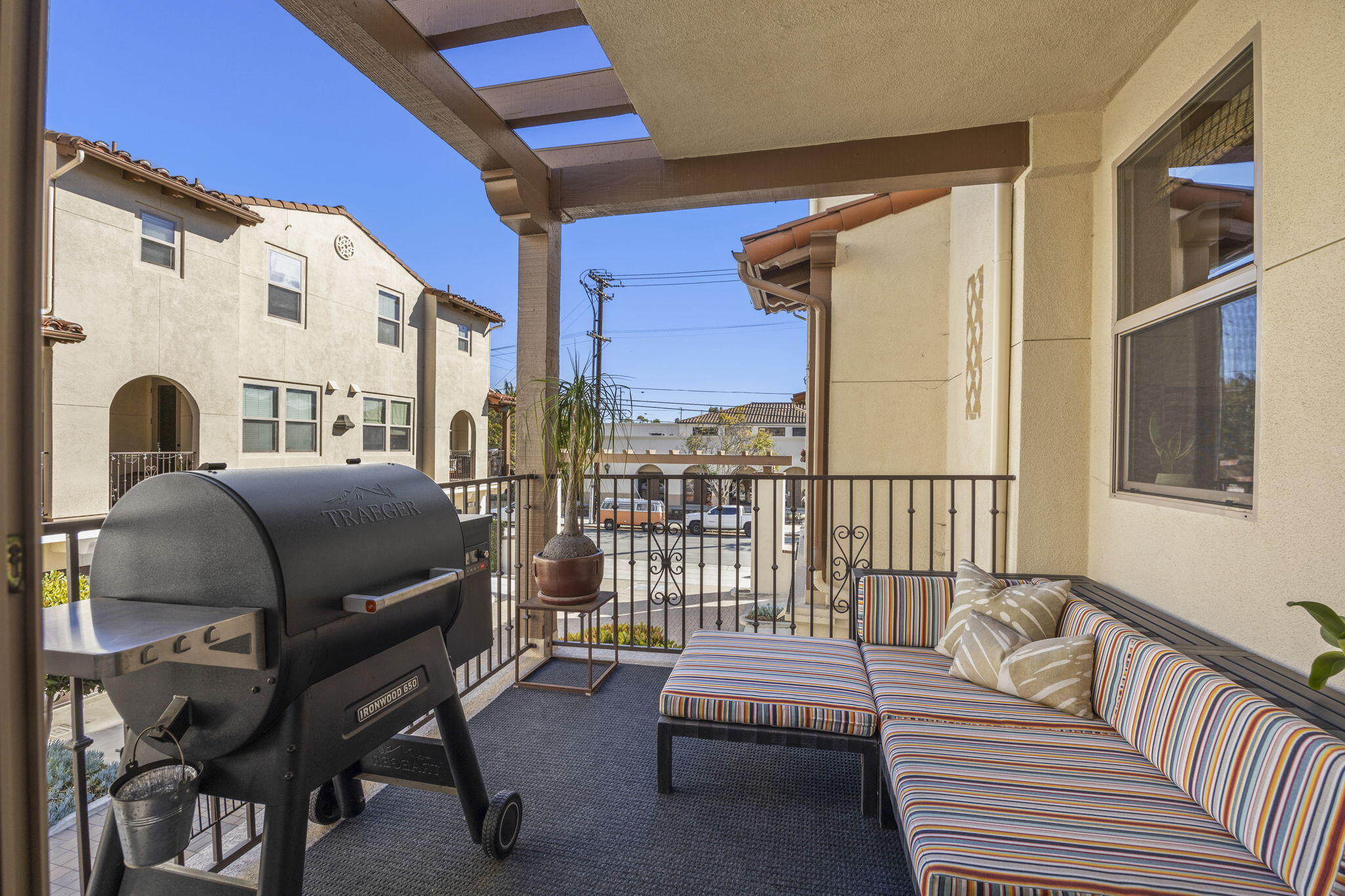 569 E Montecito Street