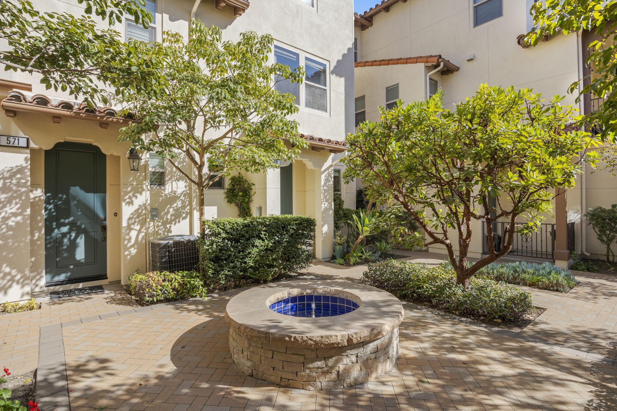 569 E Montecito Street