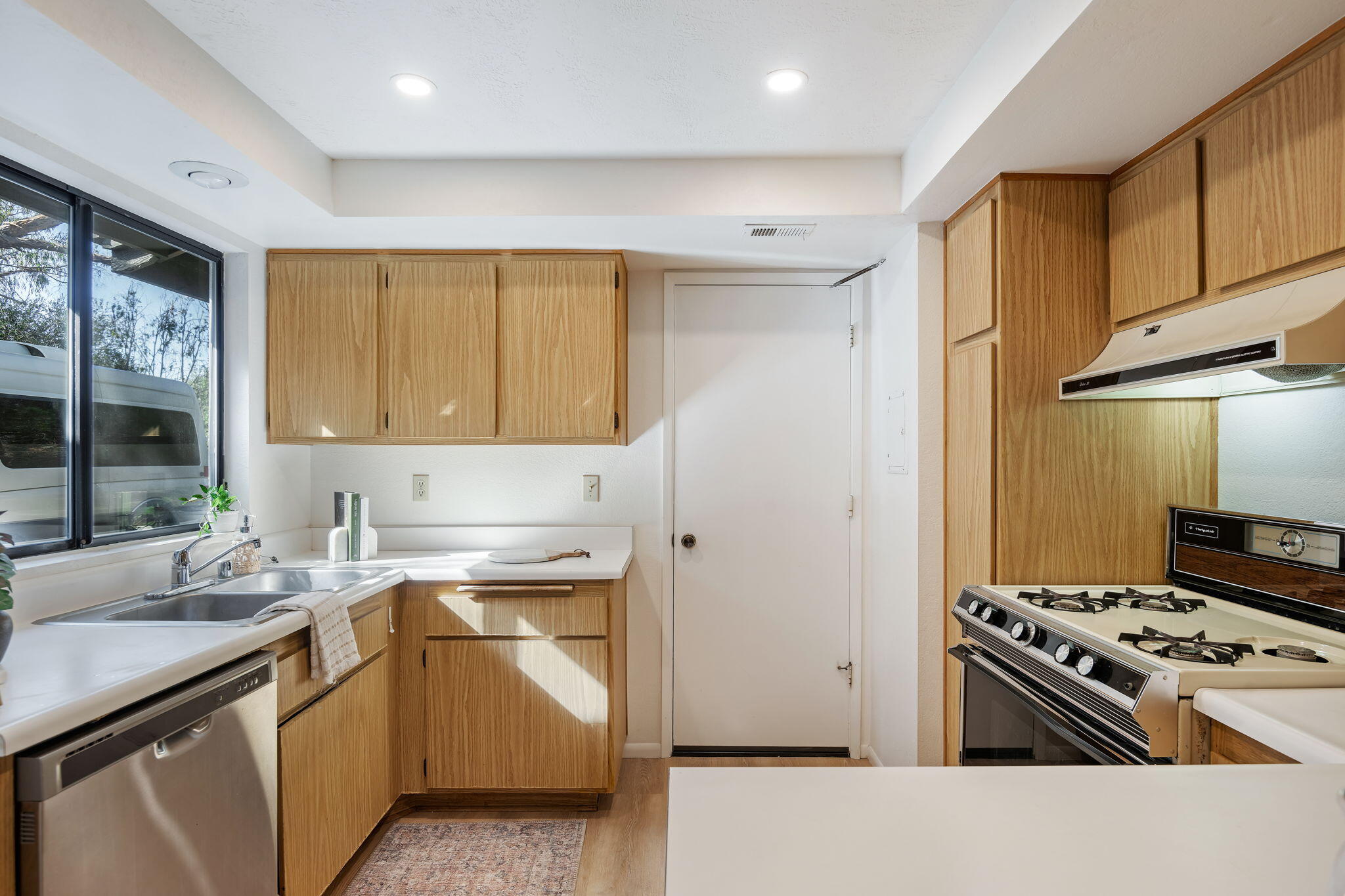 4039 Primavera Road, 1