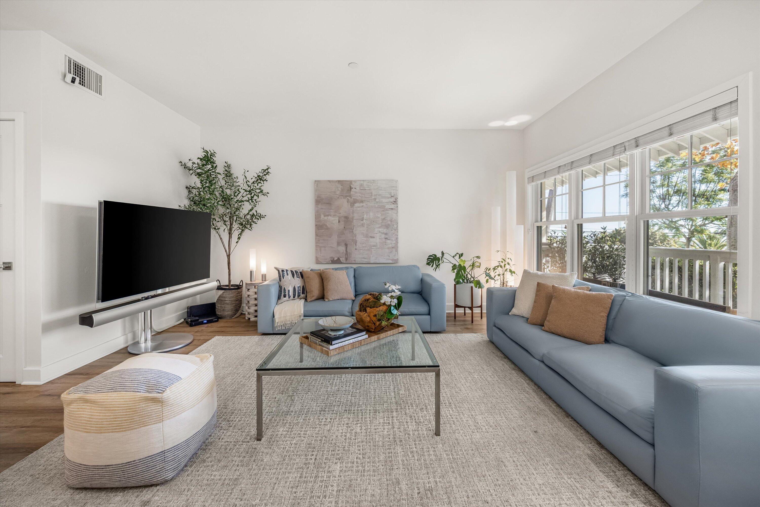 601 E Micheltorena 3