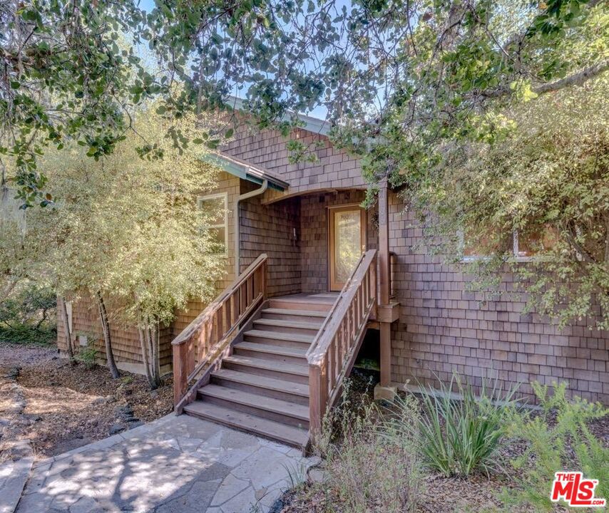 1086 Hillcrest Drive