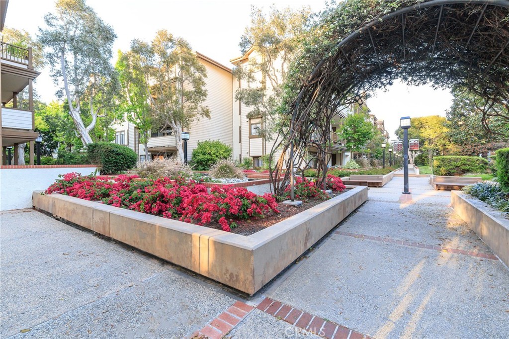 2571 Plaza Del Amo 109