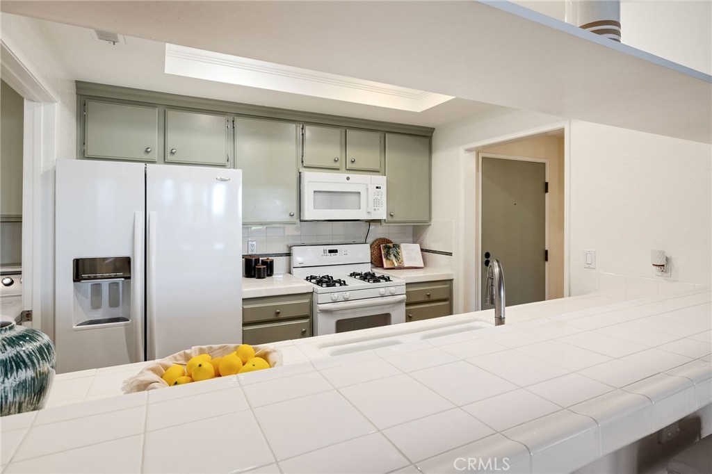 2571 Plaza Del Amo 109