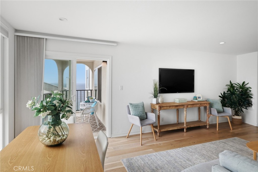 565 Esplanade 312