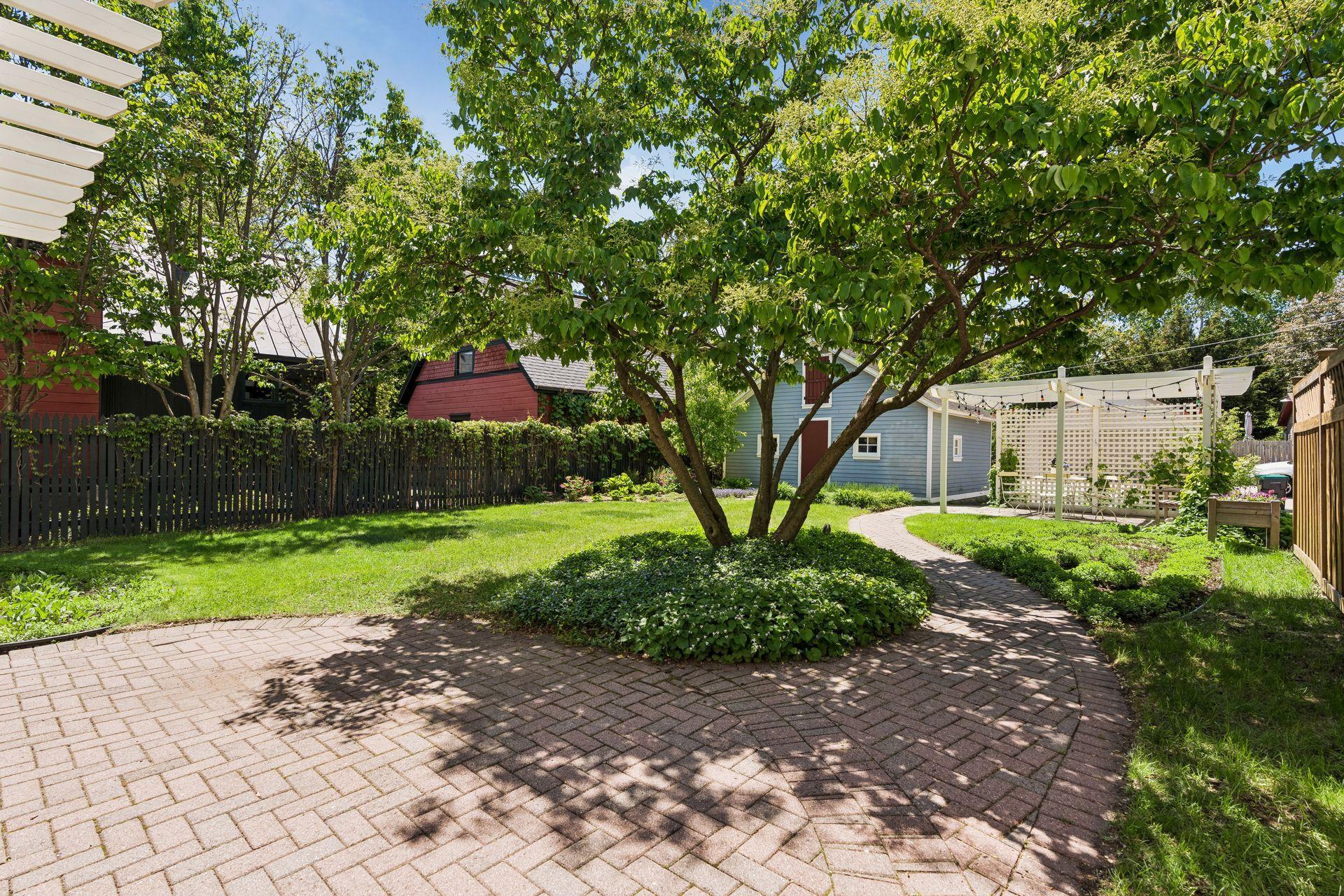 1263 Como Boulevard W