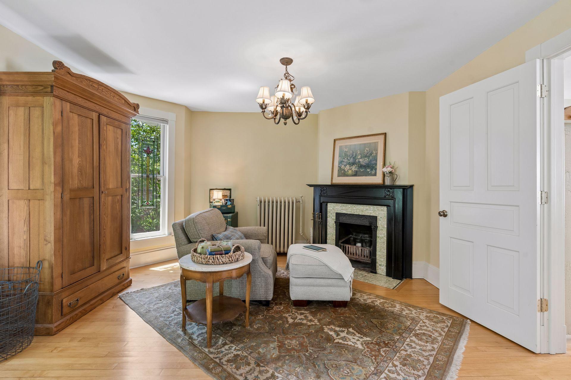 1263 Como Boulevard W