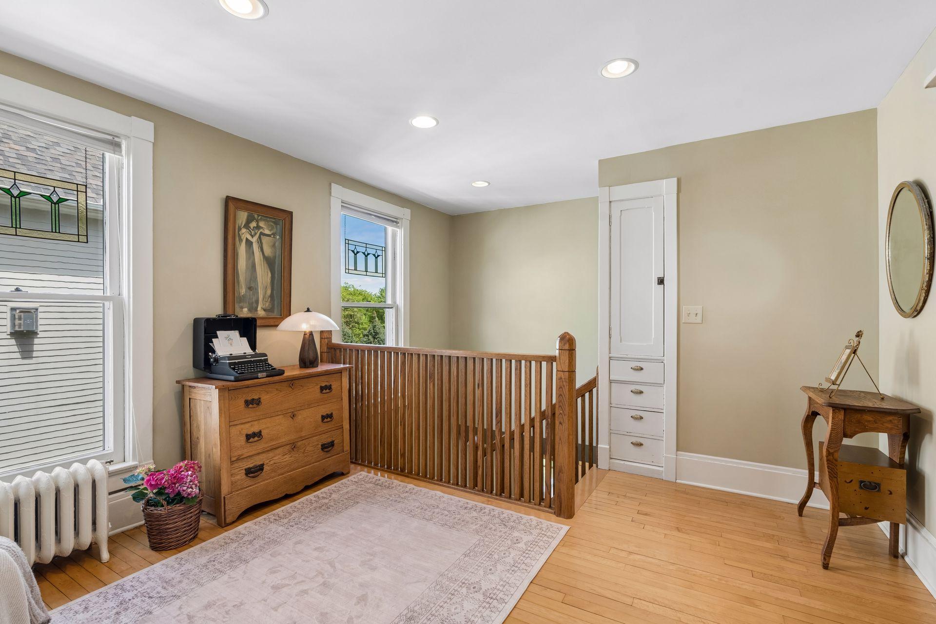 1263 Como Boulevard W
