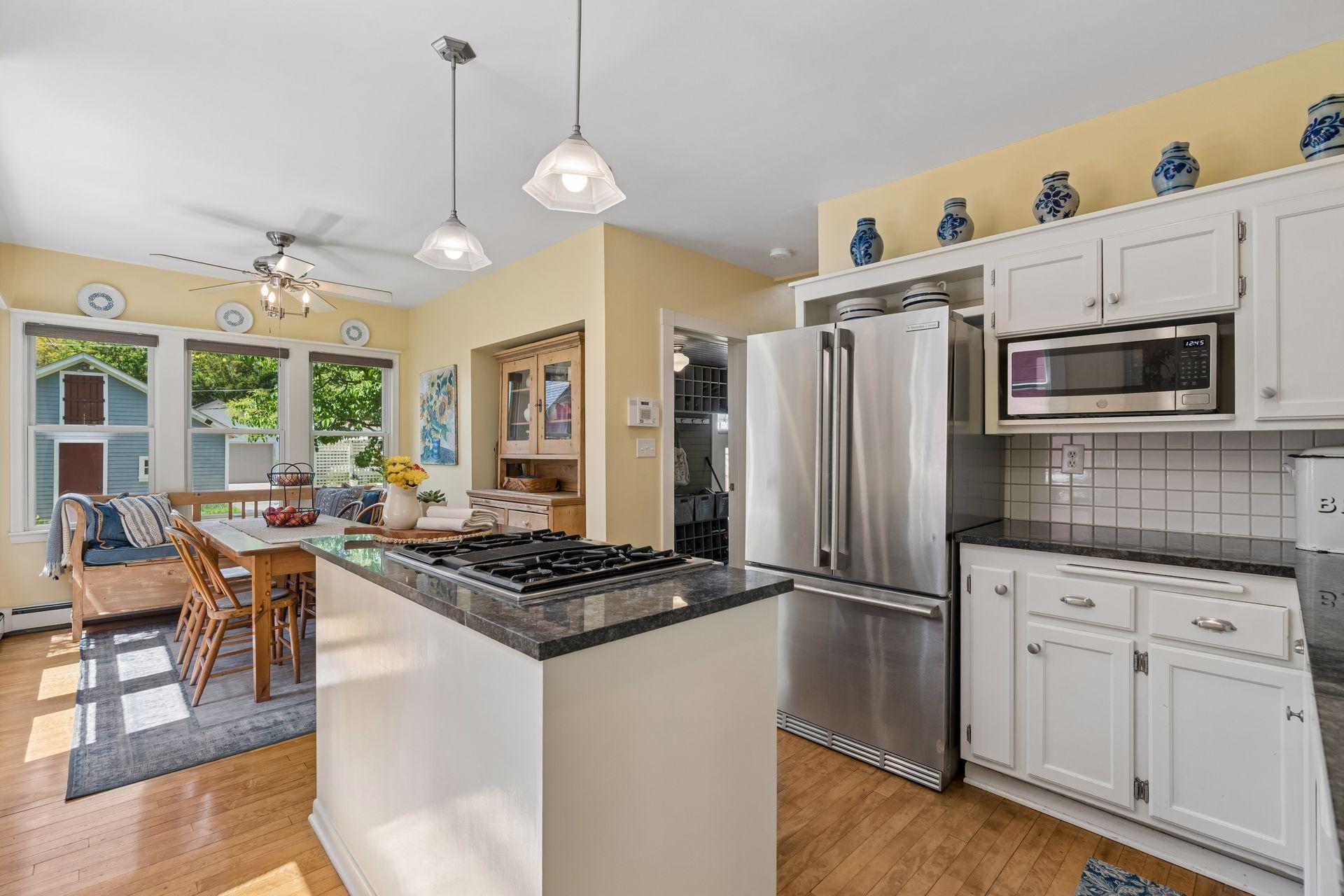 1263 Como Boulevard W