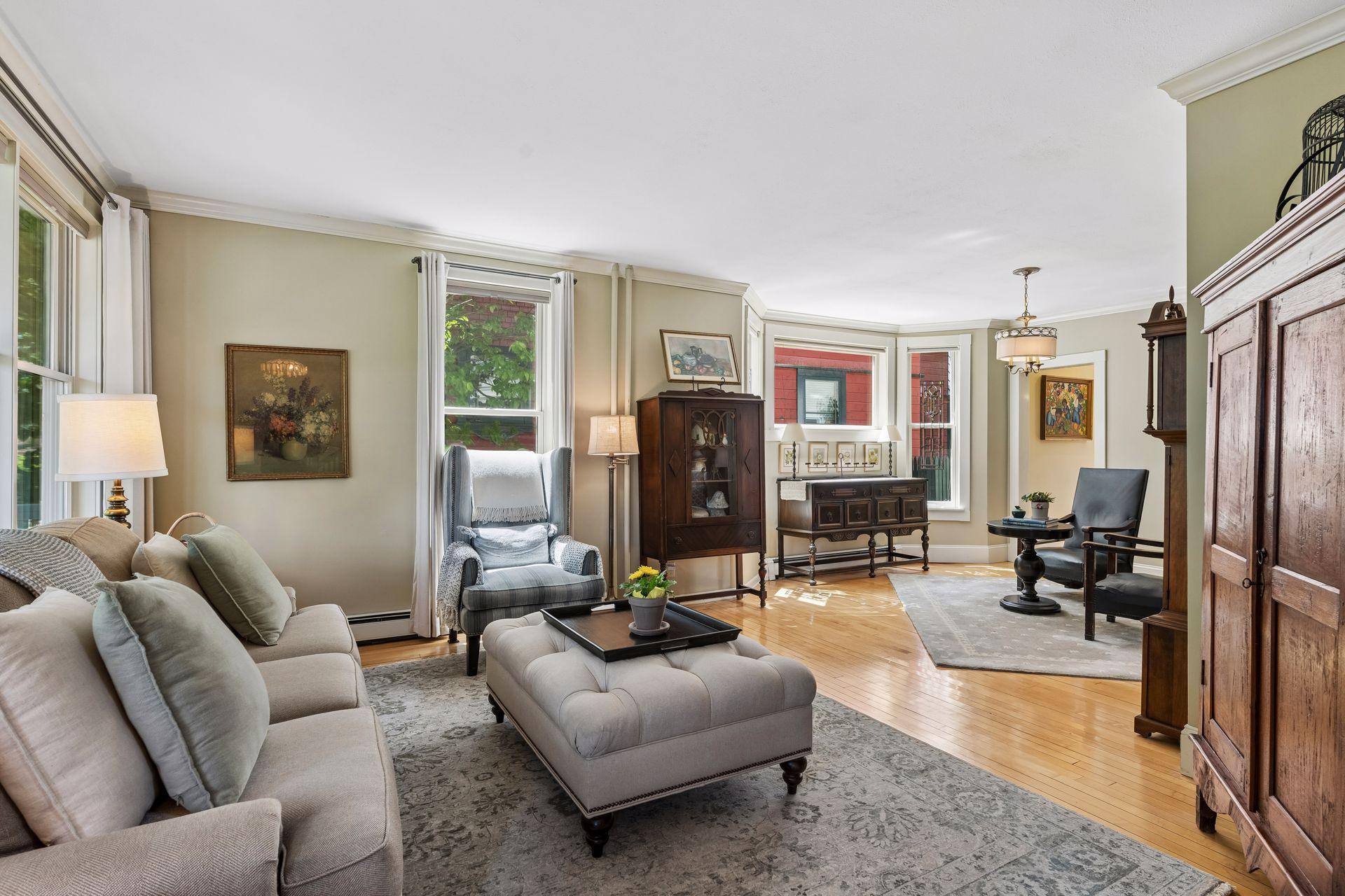 1263 Como Boulevard W