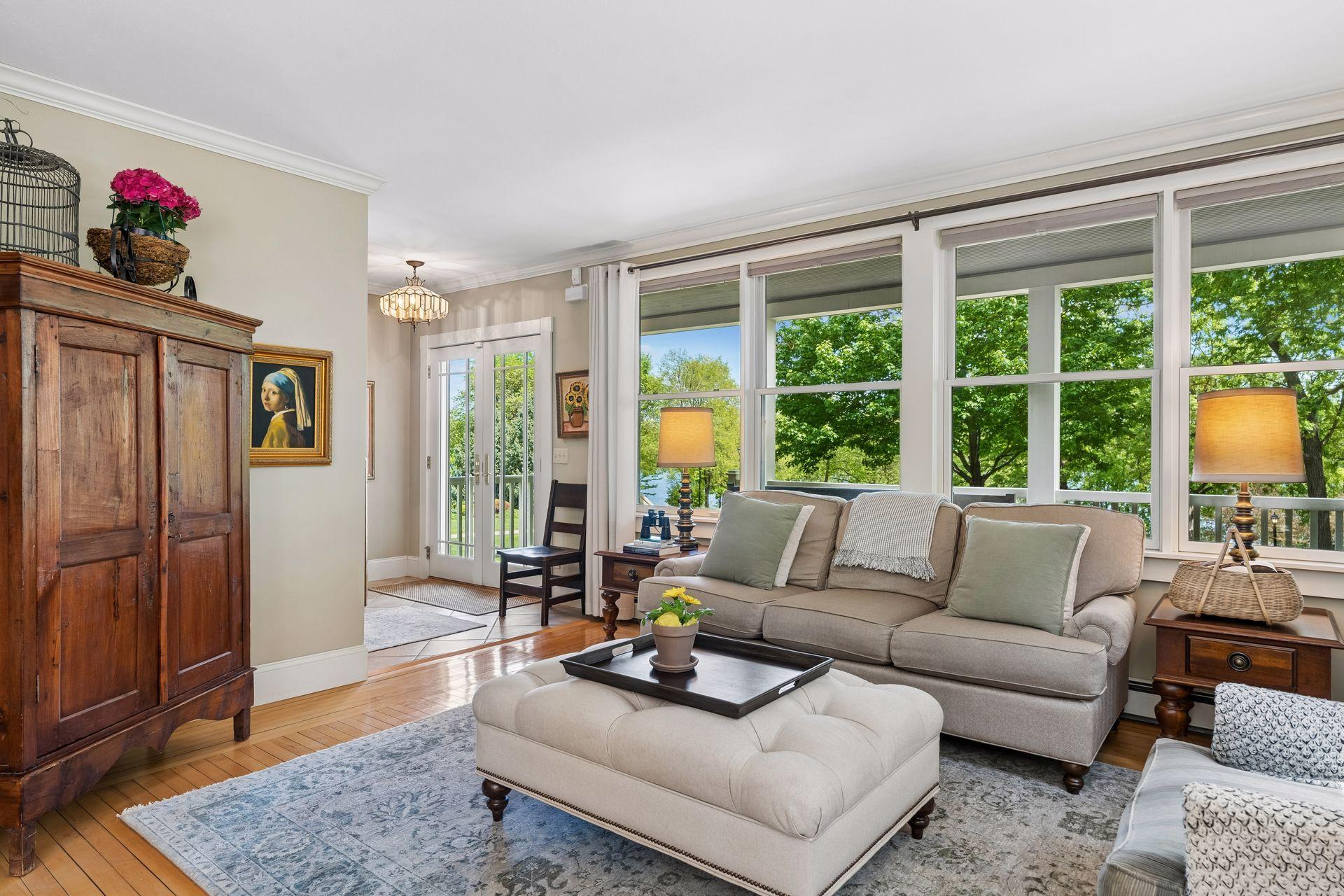 1263 Como Boulevard W