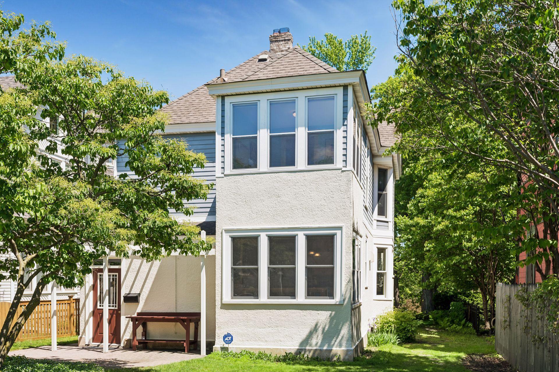 1263 Como Boulevard W