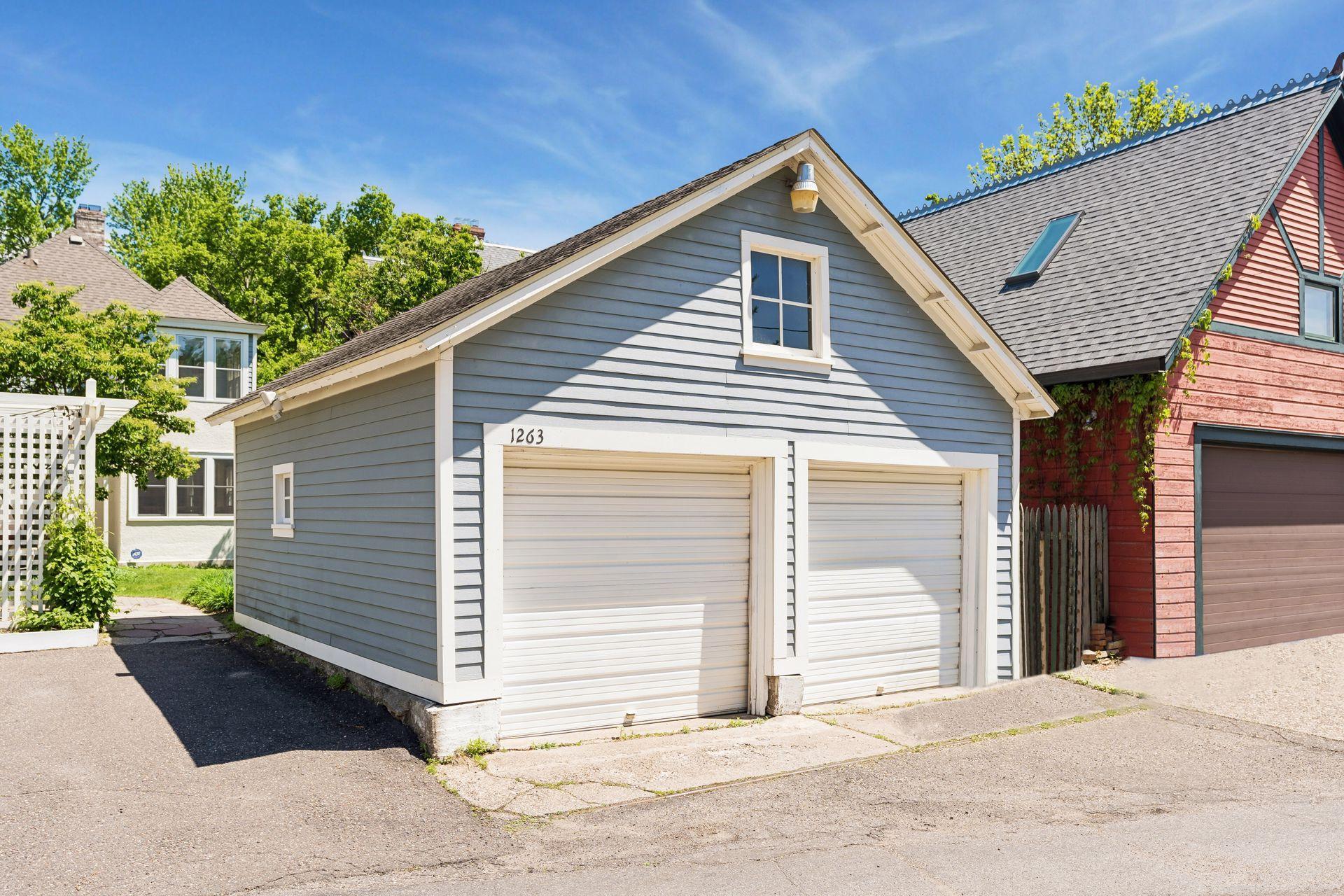 1263 Como Boulevard W