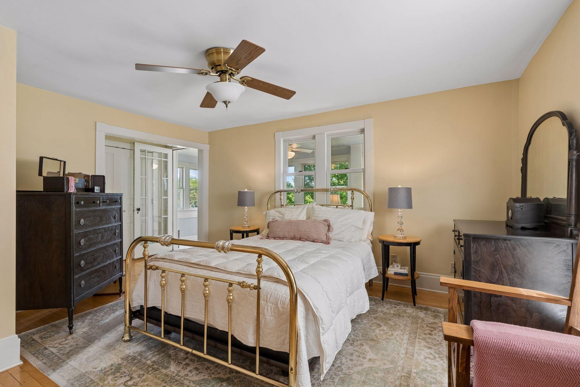 1263 Como Boulevard W