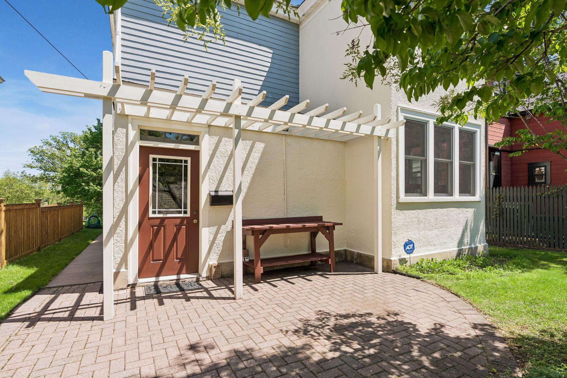 1263 Como Boulevard W