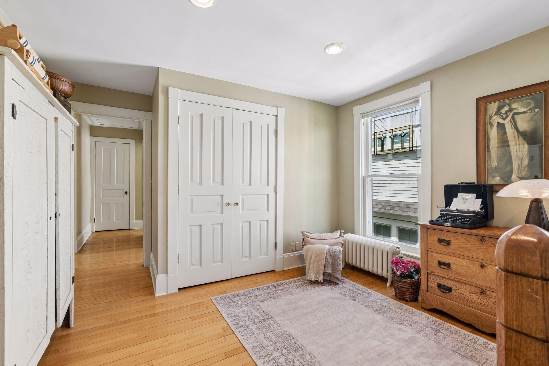 1263 Como Boulevard W