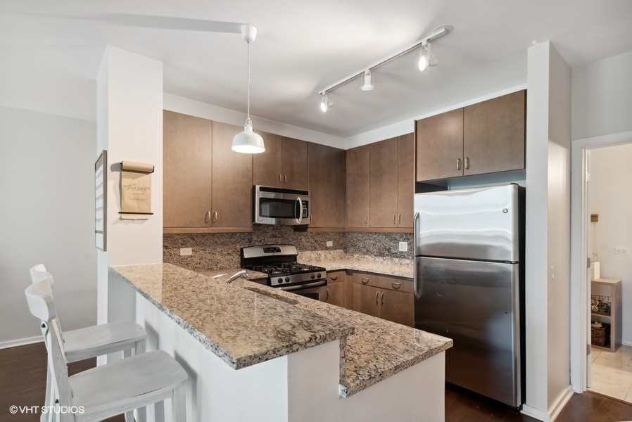 123 S Green Street Unit: 805B