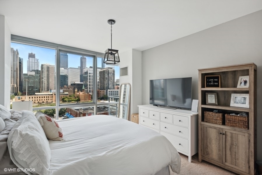 123 S Green Street Unit: 805B