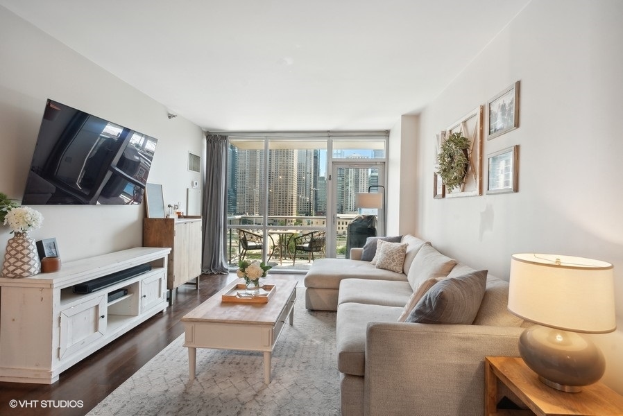 123 S Green Street Unit: 805B