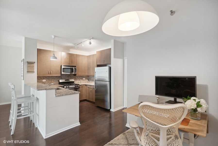 123 S Green Street Unit: 805B