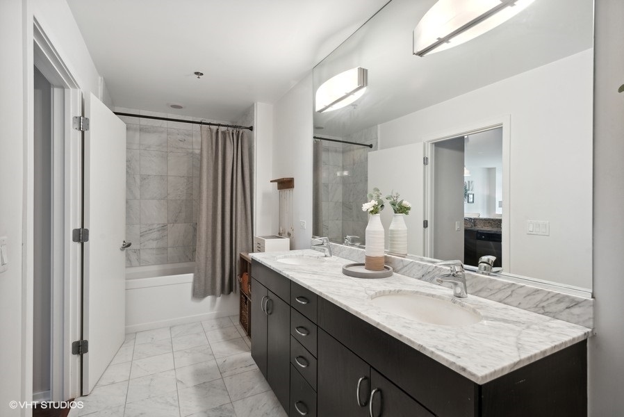123 S Green Street Unit: 805B