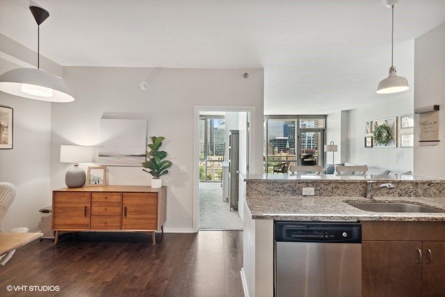 123 S Green Street Unit: 805B