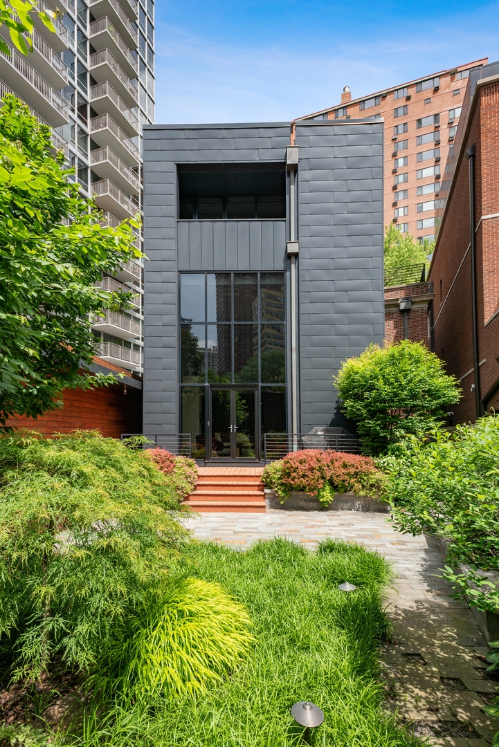 333 W Barry Avenue