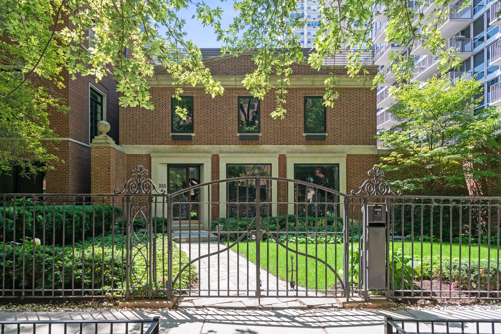 333 W Barry Avenue