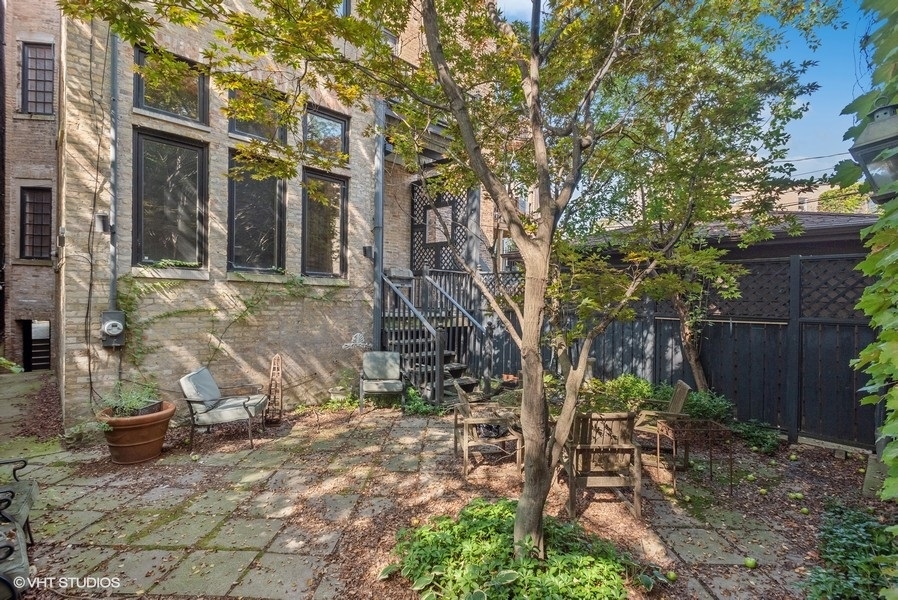 1823 N Lincoln Park W