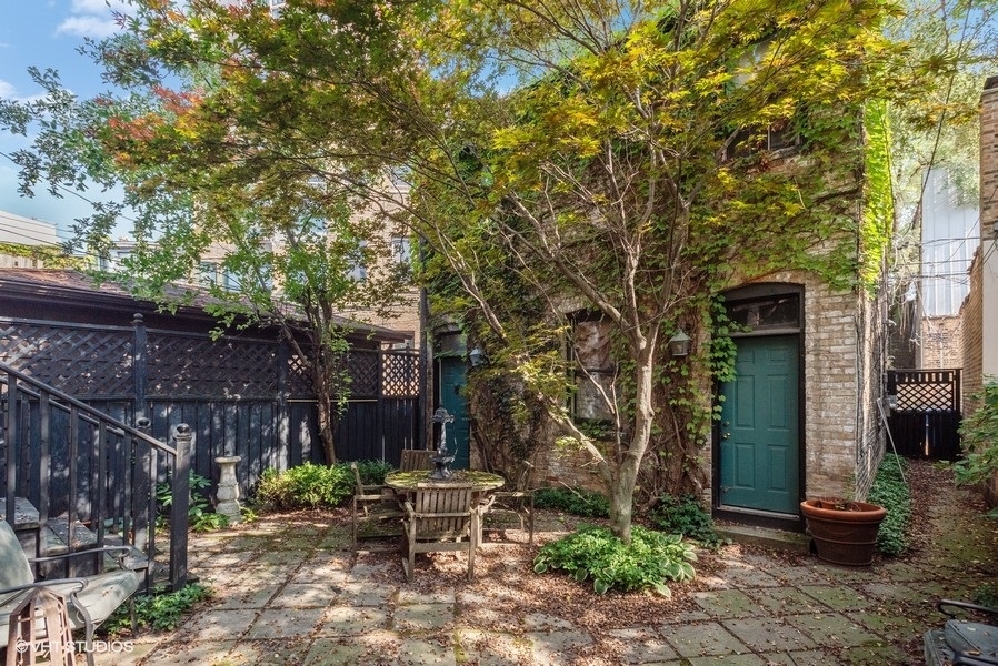 1823 N Lincoln Park W