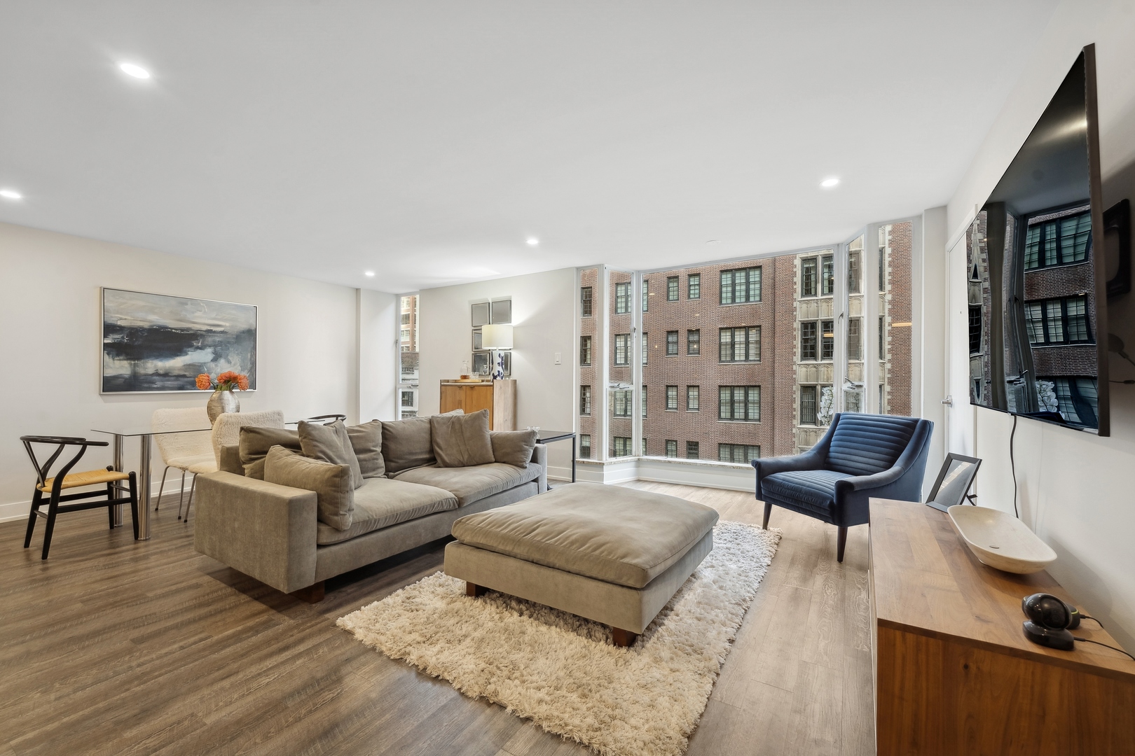 227 E Walton Place Unit: 6W