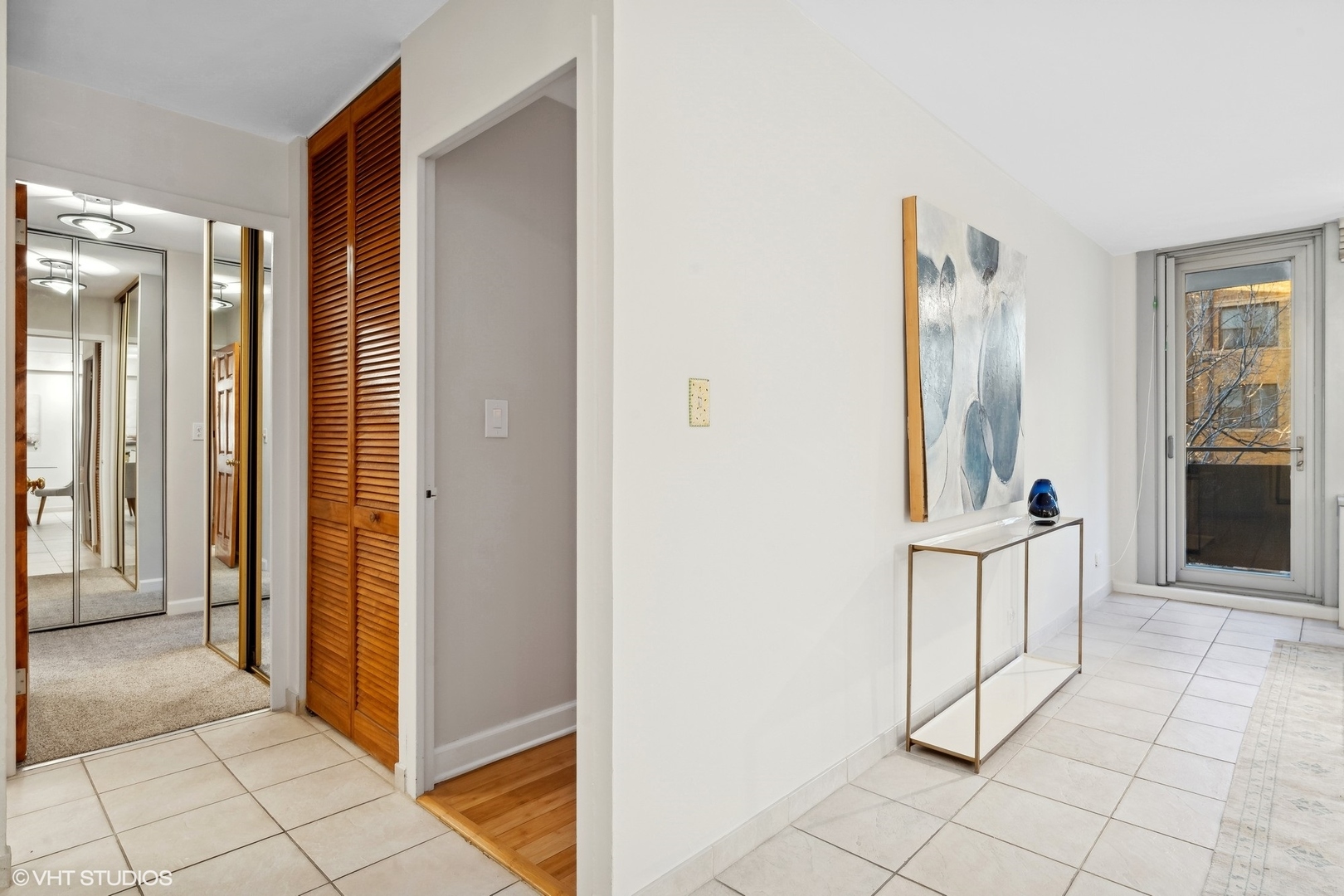 555 W Cornelia Avenue Unit: 201