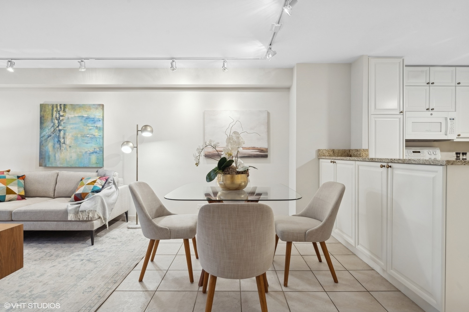 555 W Cornelia Avenue Unit: 201