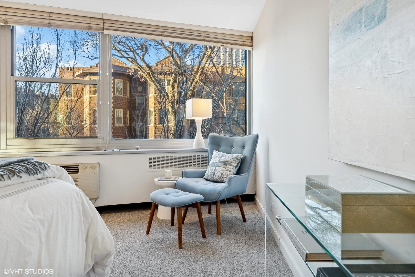 555 W Cornelia Avenue Unit: 201