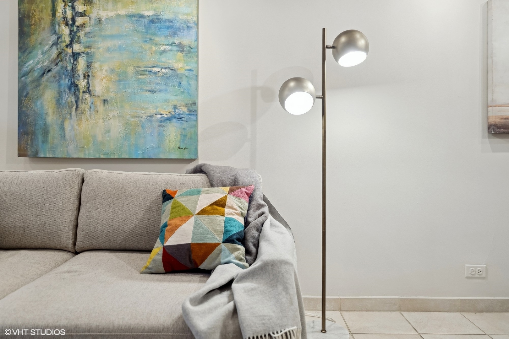 555 W Cornelia Avenue Unit: 201