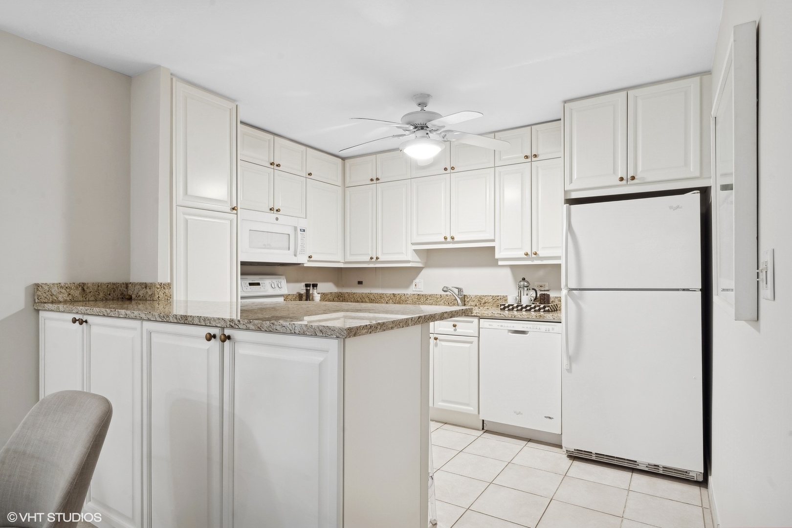 555 W Cornelia Avenue Unit: 201