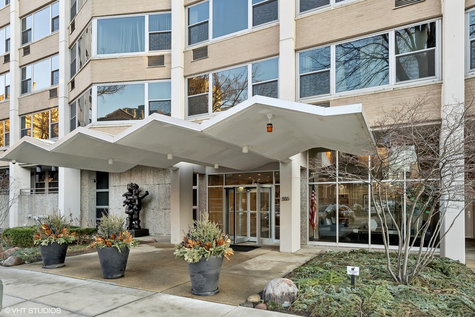 555 W Cornelia Avenue Unit: 201